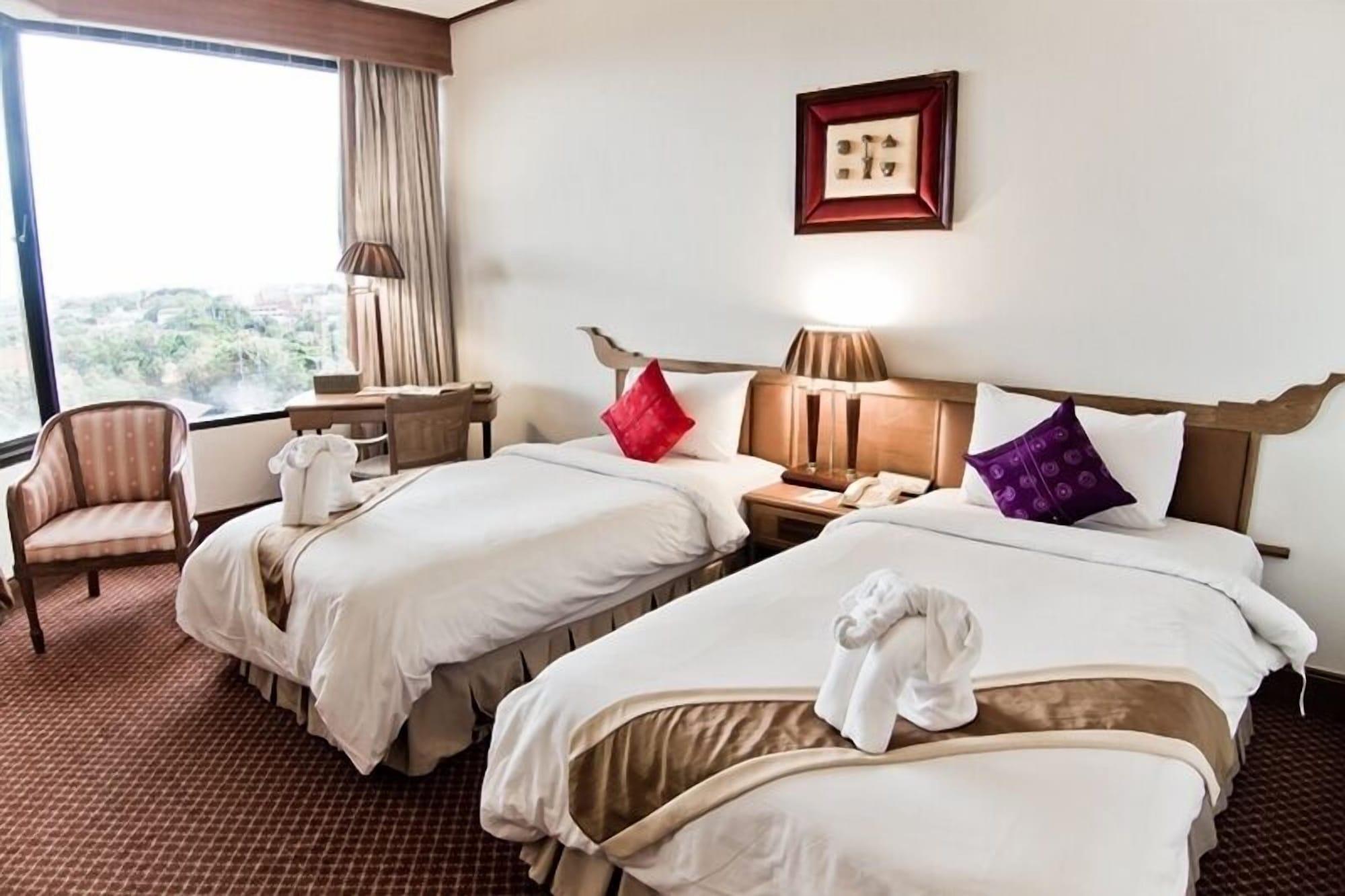 Laithong Hotel Убонратчатхани Экстерьер фото