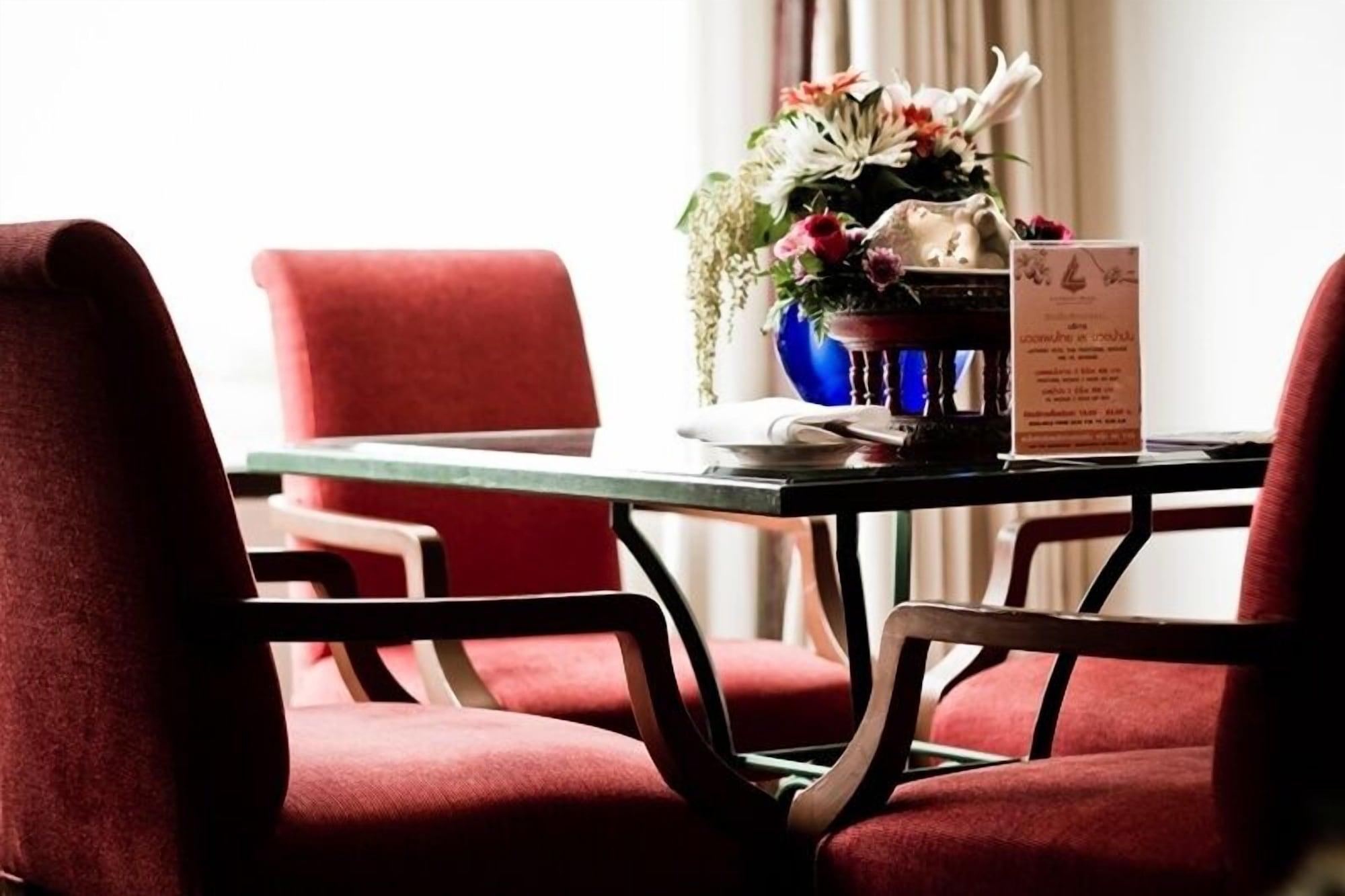 Laithong Hotel Убонратчатхани Экстерьер фото